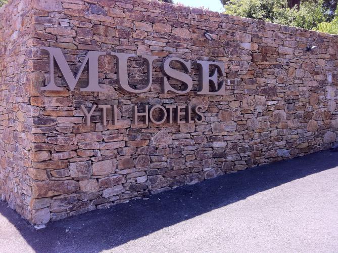 Muse , hotelerie - enseignes, panneautage , lettres boitier